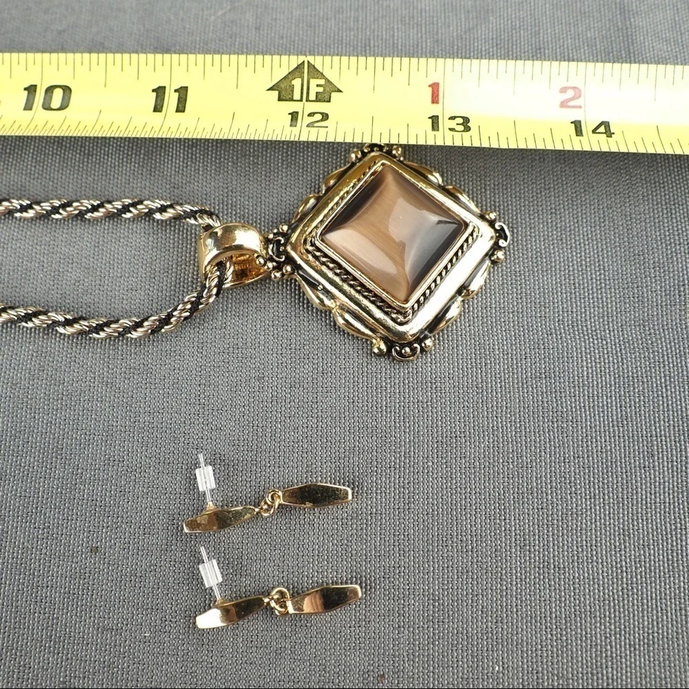 Unique brown gold pendant on thick rope chain